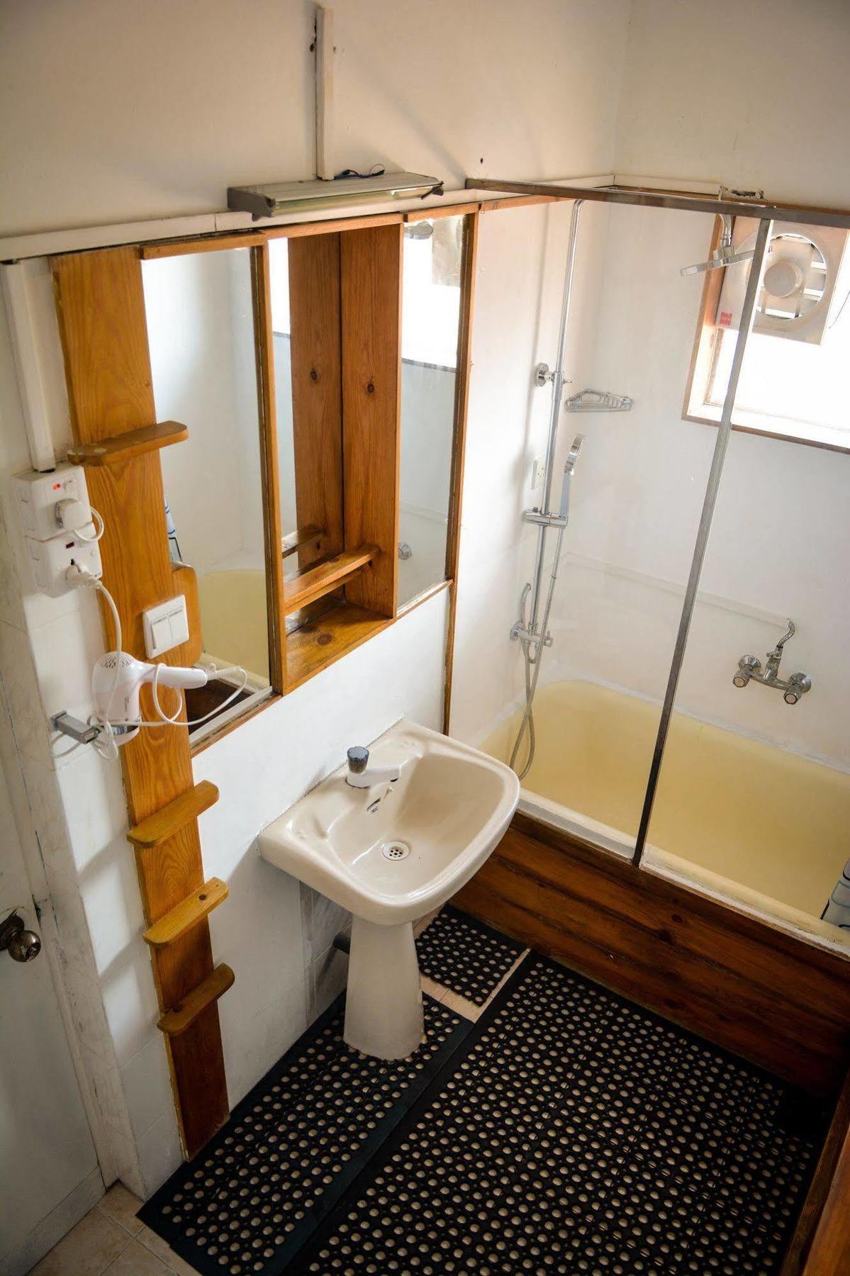 Explore Hostels Negombo Kochchikade Eksteriør billede